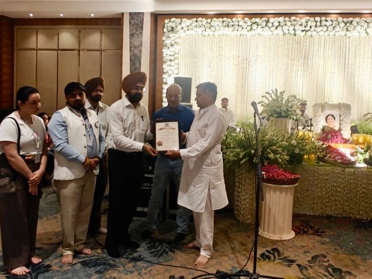 Ajooni Lifeline Welfare Society honouring the family of Mrs Shukla Mittal Ji
